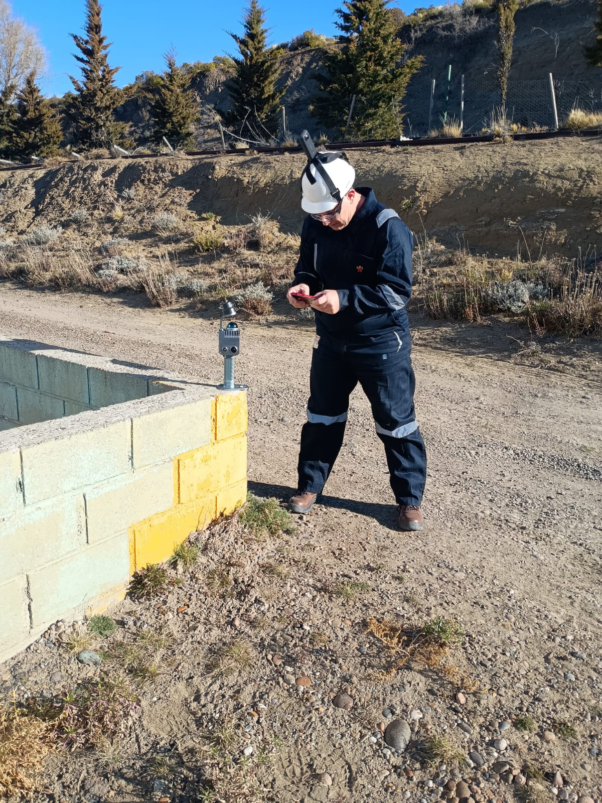 Enrique Silvestri trabajando con el escáner LiDAR en campo